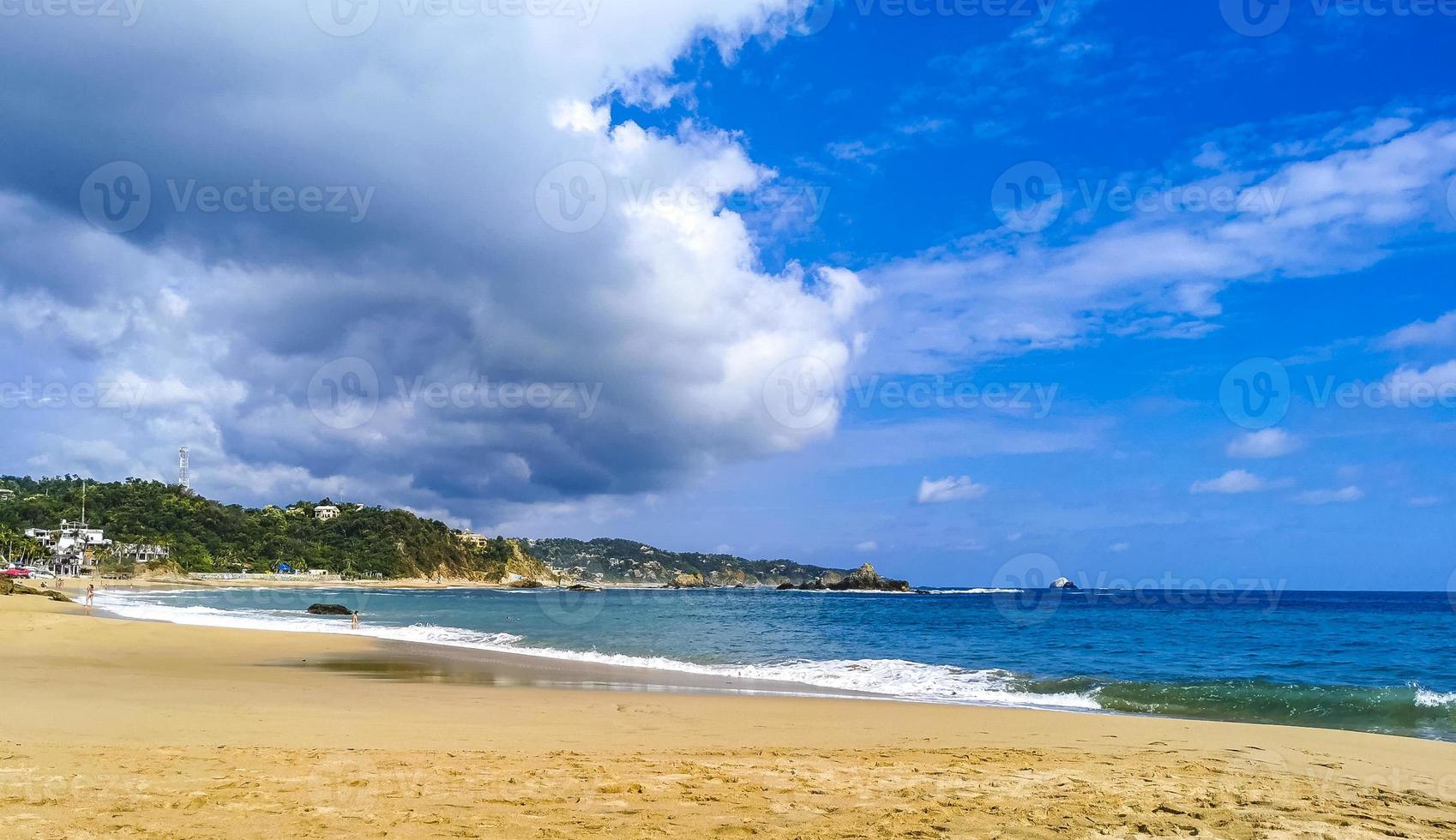 mazunte Mexico mooi paradijs strand met bergen kliffen rotsen golven. foto