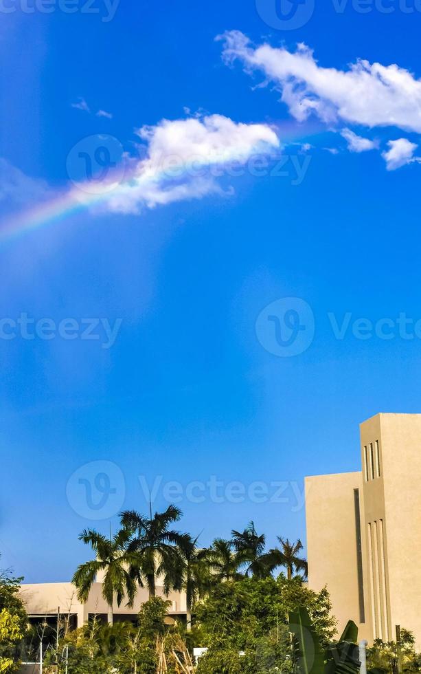 mooi bijzonder dubbele regenboog in bewolkt lucht blauw achtergrond Mexico. foto