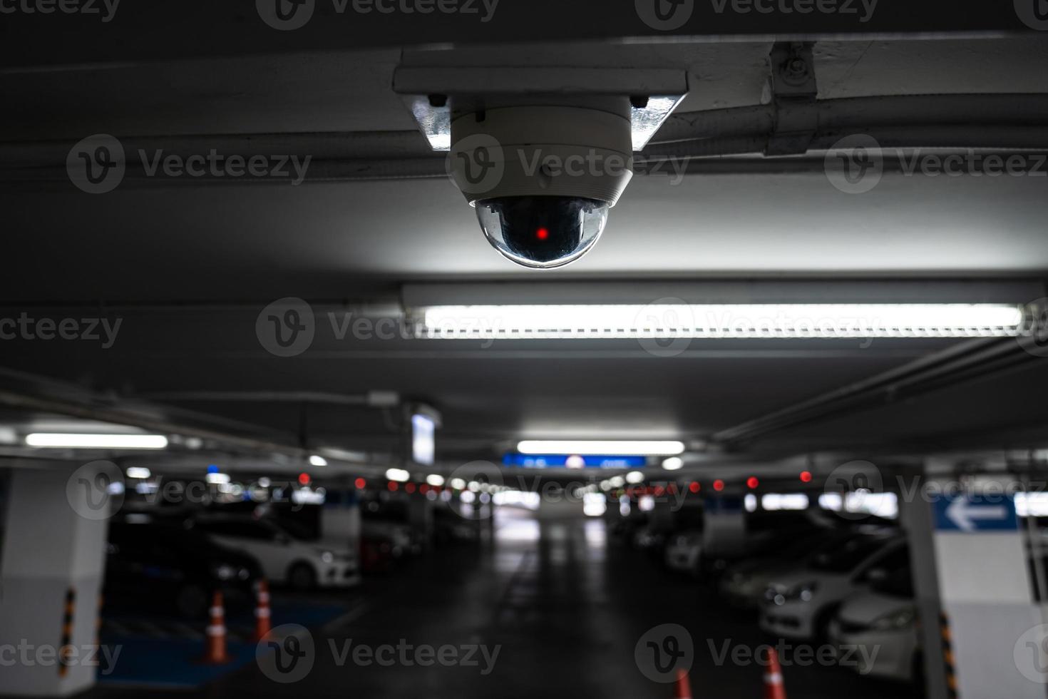 cctv camera is geïnstalleerd Aan de auto parkeren, plafond voor toezicht houden op en veiligheid systeem controle in donker laag licht atmosfeer. foto