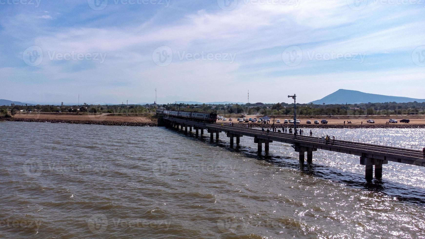 antenne visie van een verbazingwekkend reizen trein geparkeerd Aan een drijvend spoorweg brug over- de water van de meer in vader sak jolasid dam met blauw lucht Bij lopburi, Thailand. foto