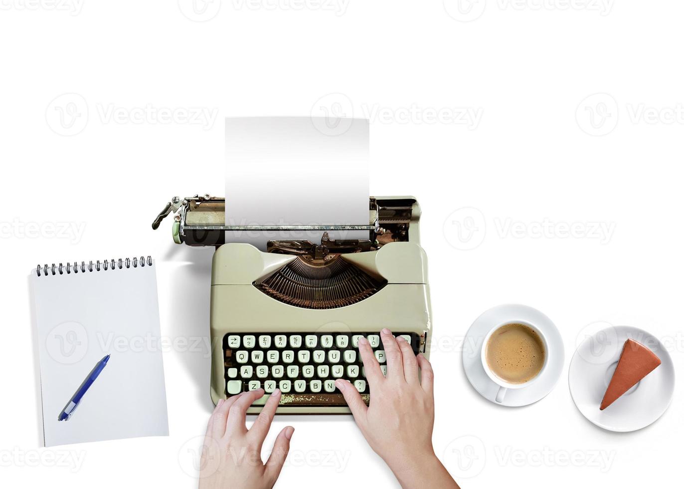 vrouw hand- over naar type Aan oud schrijfmachine met notitieboekje, koffie mok, taart. geïsoleerd Aan wit achtergrond. top visie. foto