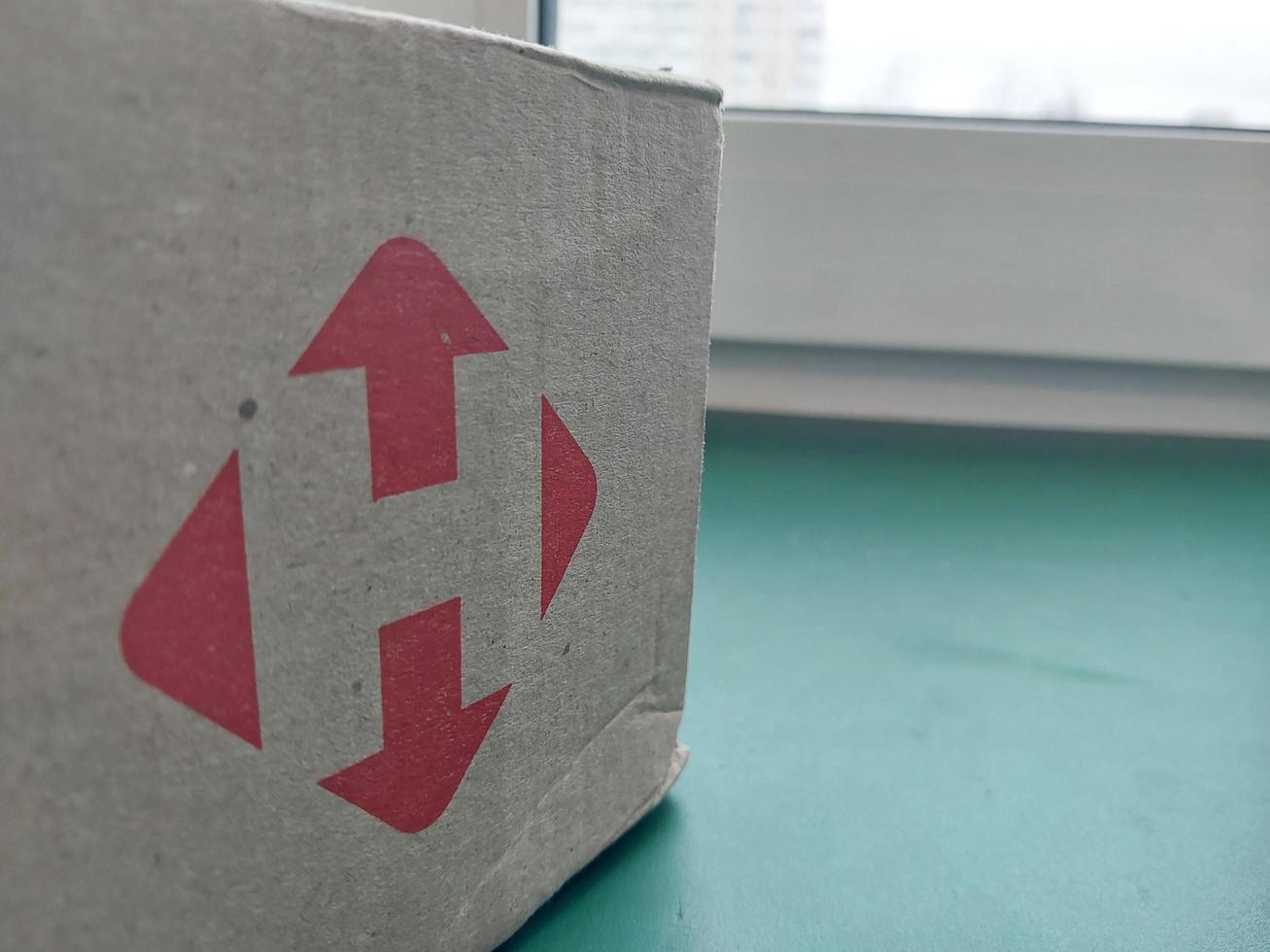 kiev, Oekraïne - januari 6, 2023 inpakken doos met bedrijf logo foto