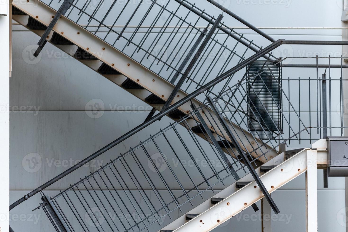 roestig buitenkant trappenhuis van een oud industrieel gebouw foto