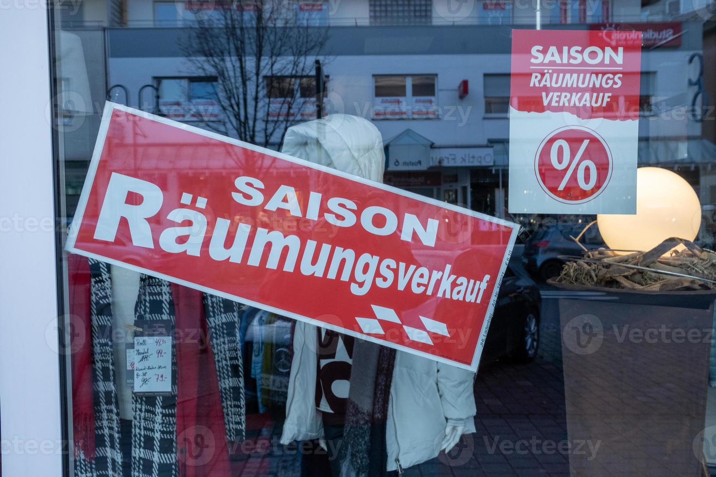 opruiming uitverkoop een korting winkel venster foto