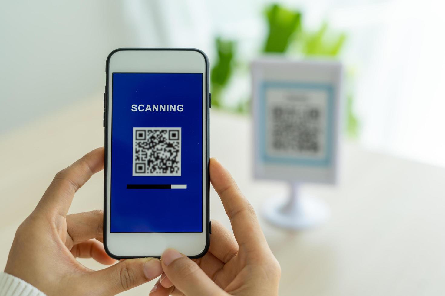 vrouw gebruik smartphone naar scannen qr code naar betalen in cafe restaurant met een digitaal betaling zonder contant geld. Kiezen menu en bestellen accumuleren korting. e portemonnee, technologie, betalen online, credit kaart, bank app. foto