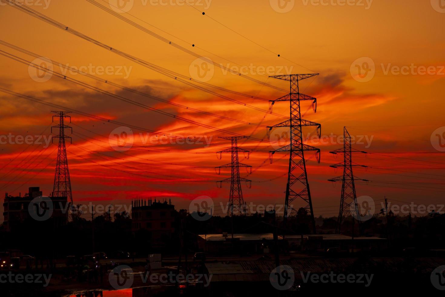 hoog Spanning elektrisch pylonen silhouet met kleurrijk landschappen na zonsondergang foto