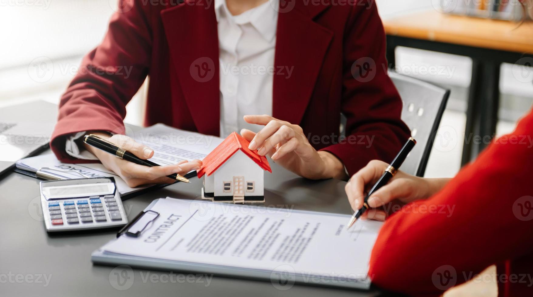 Vooruitzien spiegel Kruipen overwegen buying een huis, investeren in echt landgoed. makelaar tekens een  verkoop overeenkomst. tussenpersoon, huren overeenkomst, geslaagd  transactie in kantoor 17155178 Stockfoto