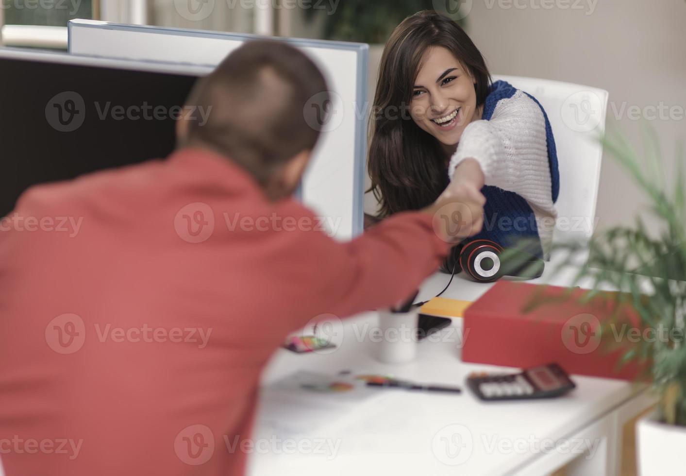 zakenmensen die in de vergaderruimte werken foto