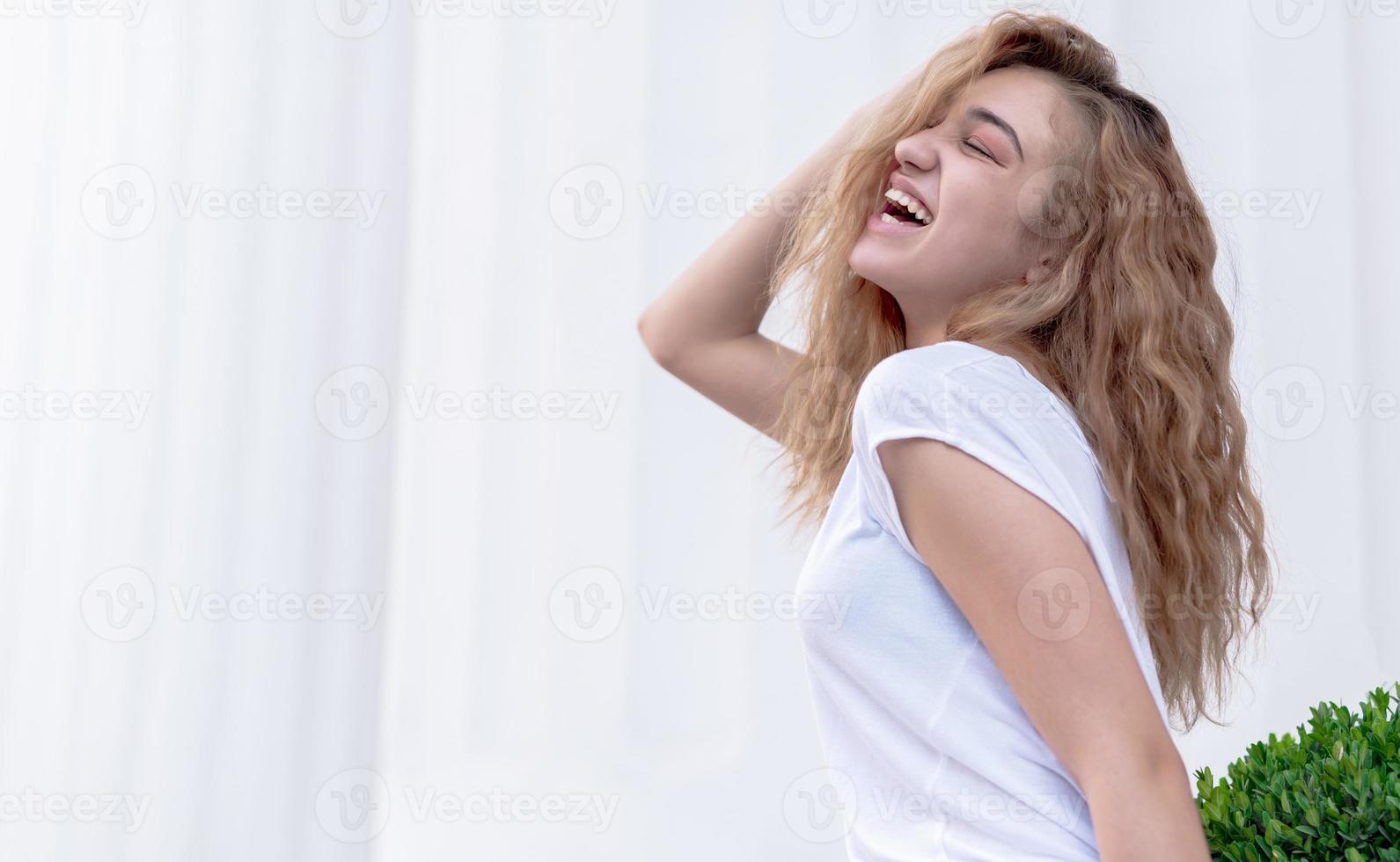 jong mooi glimlachen hipster vrouw in modieus zomer kleren. sexy zorgeloos model- poseren Aan de straat. foto