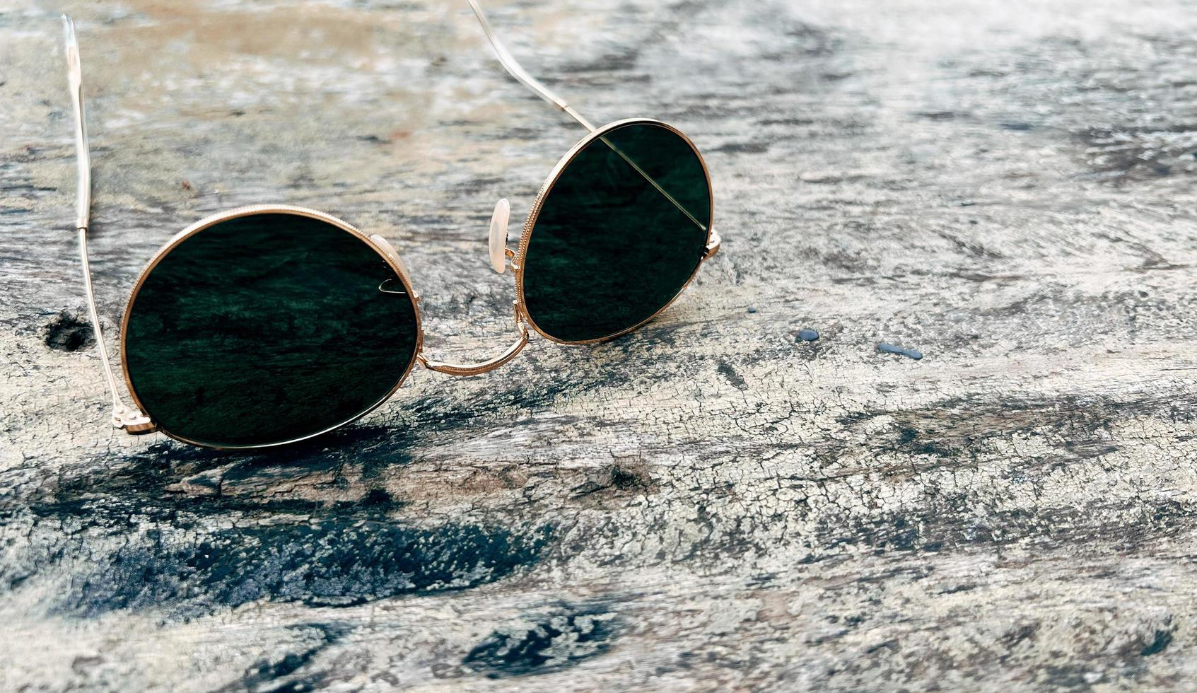 zonnebril Aan houten tafel zomer concept achtergrond foto