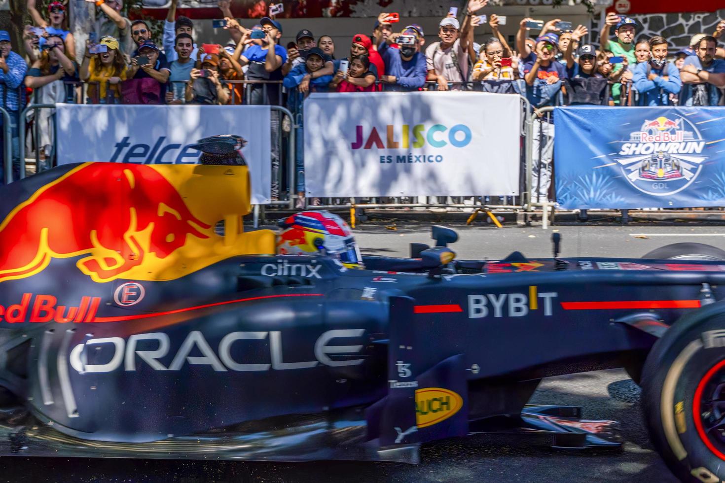 guadalajara, Mexico - oktober 25 2022 showrun checo perez, formule 1 rood stier single zitter rb7 foto