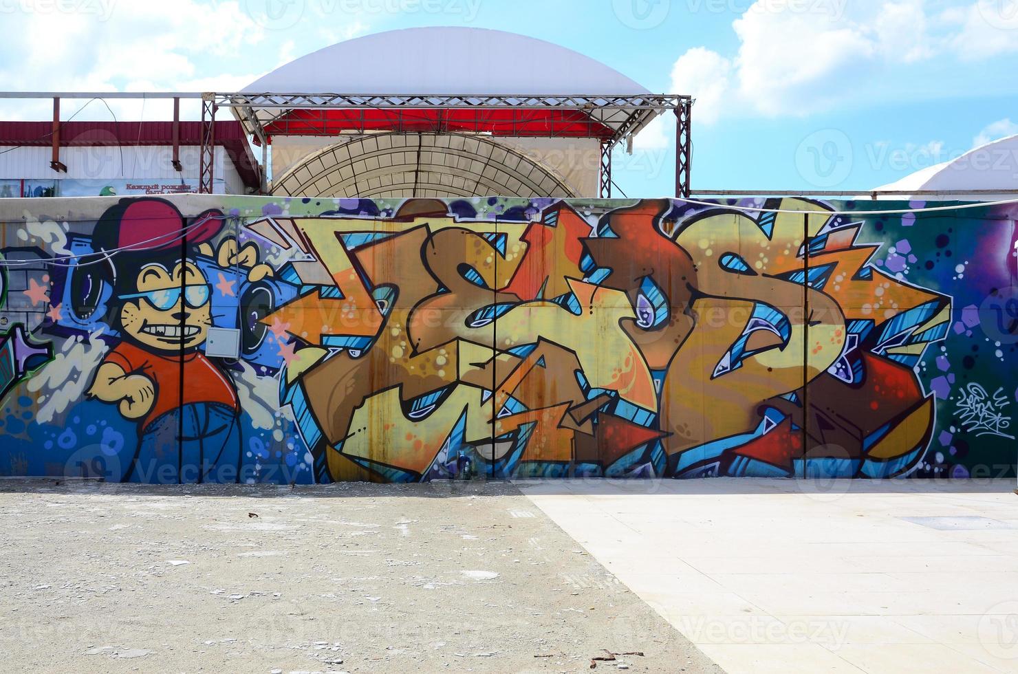 straat kunst. abstract achtergrond beeld van een vol voltooid graffiti schilderij in beige en oranje tonen met tekenfilm karakter foto