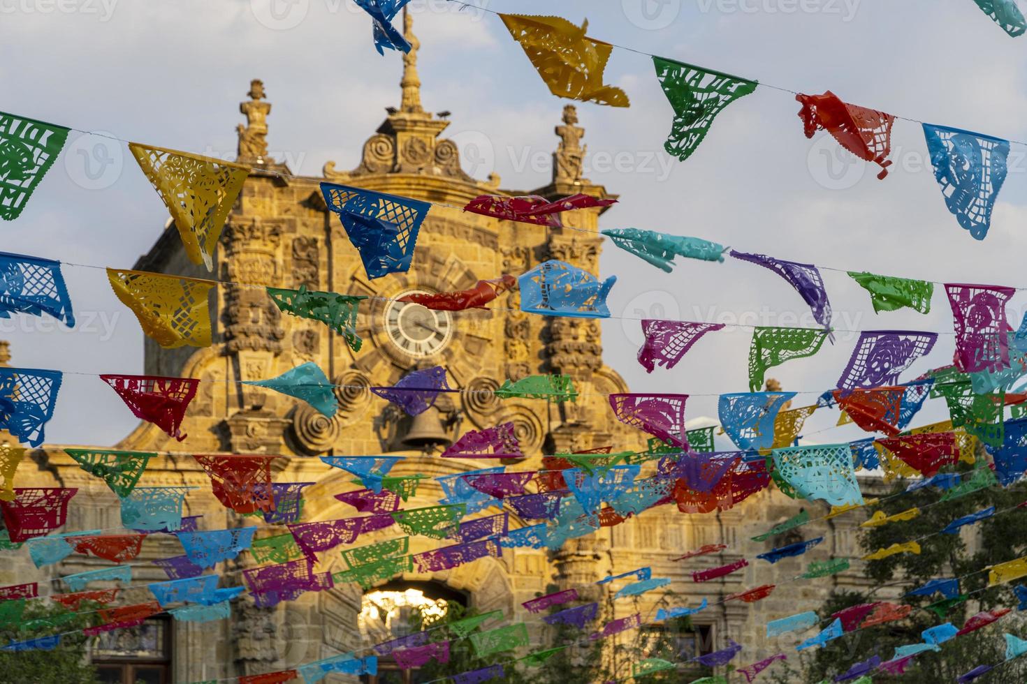papel picado hangende in Mexicaans festiviteiten in openbaar ruimtes, Mexico foto