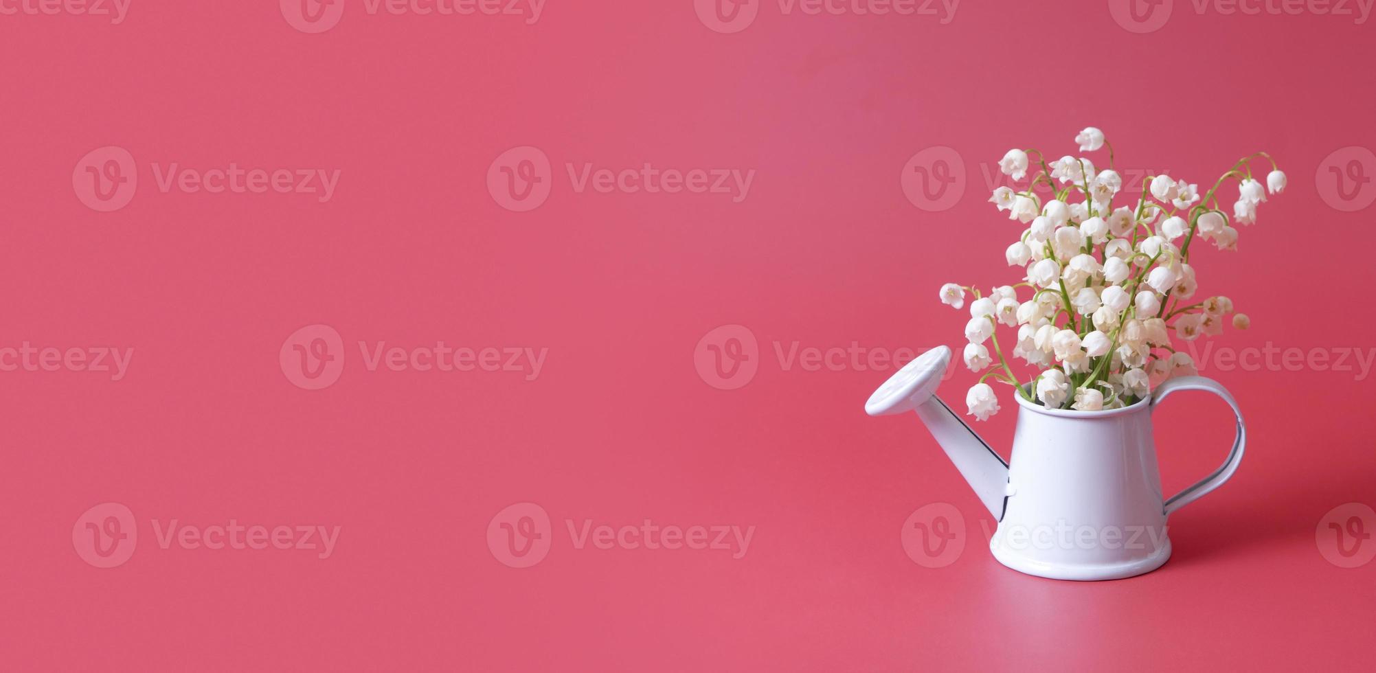 blanco groet kaart voor moeders dag met lelies van de vallei bloemen boeket in een decoratief gieter kan foto