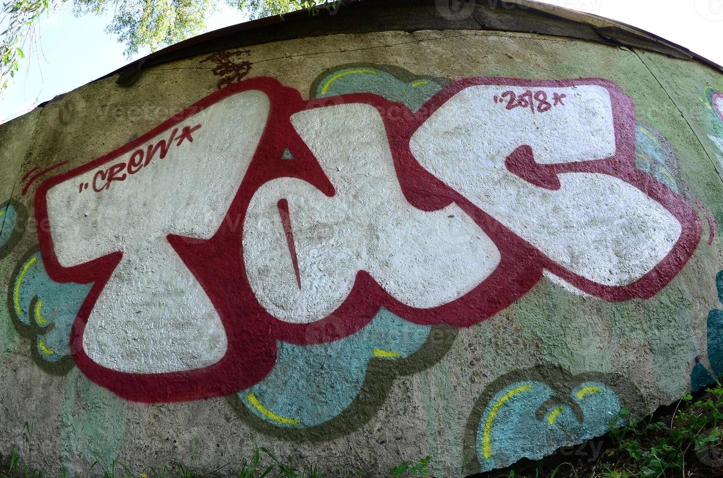 straat kunst. abstract achtergrond beeld van een vol voltooid graffiti schilderij in chroom vullen, groen achtergrond en rood contouren. vissenoog foto