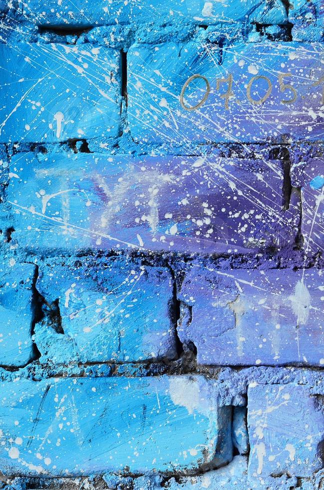 de structuur van de oud steen muur, geschilderd in blauw en Purper kleuren met onzorgvuldig uit elkaar geplaatst wit druppels en spatten dat visualiseren de sterren in buitenste ruimte foto