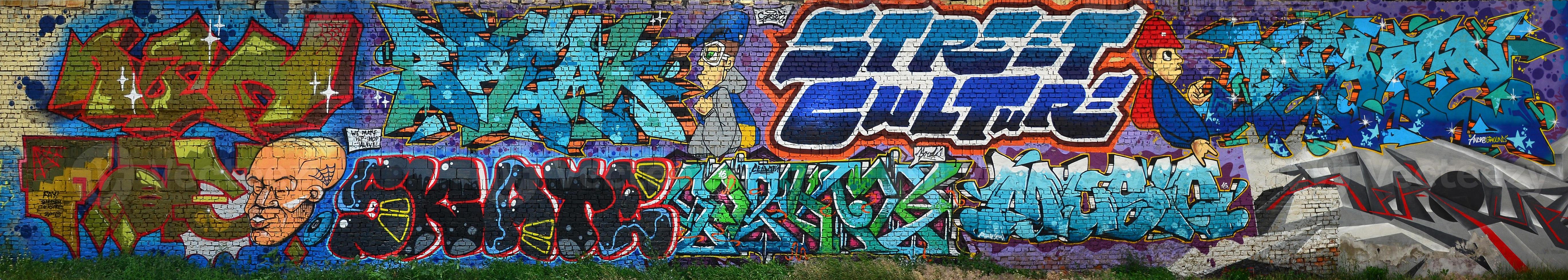 een gedetailleerd beeld van de graffiti tekening. een conceptuele straat kunst achtergrond met een kleurrijk brief graffiti met woord straat cultuur , vrede , breken en muziek- foto