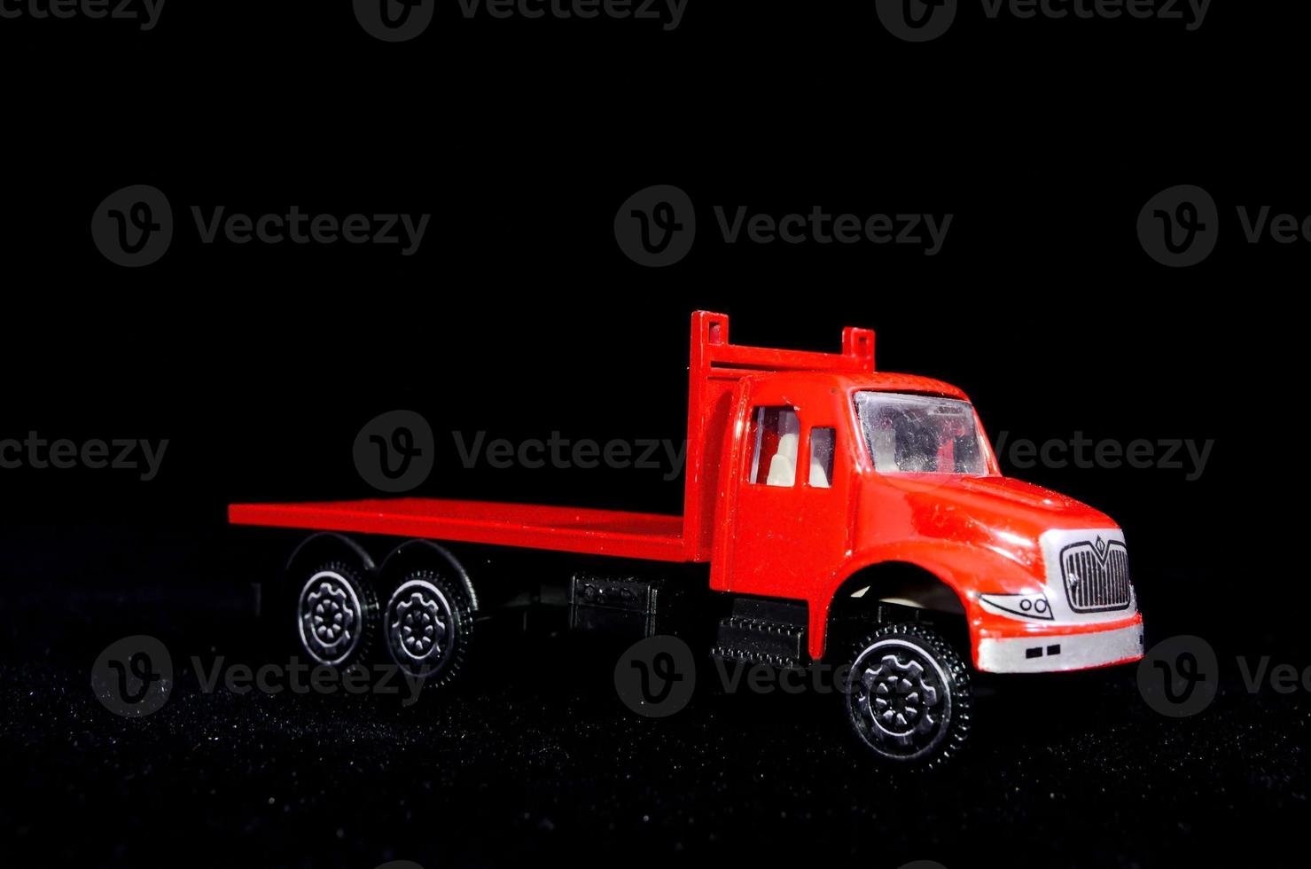 rood speelgoed- vrachtauto detailopname foto