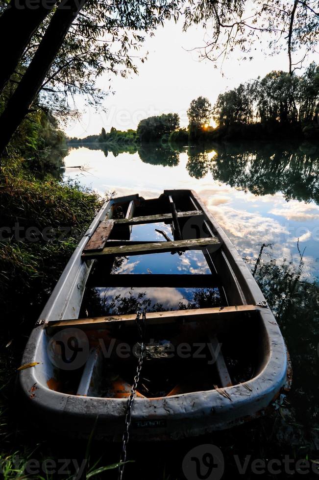 visie van boten Aan de water foto