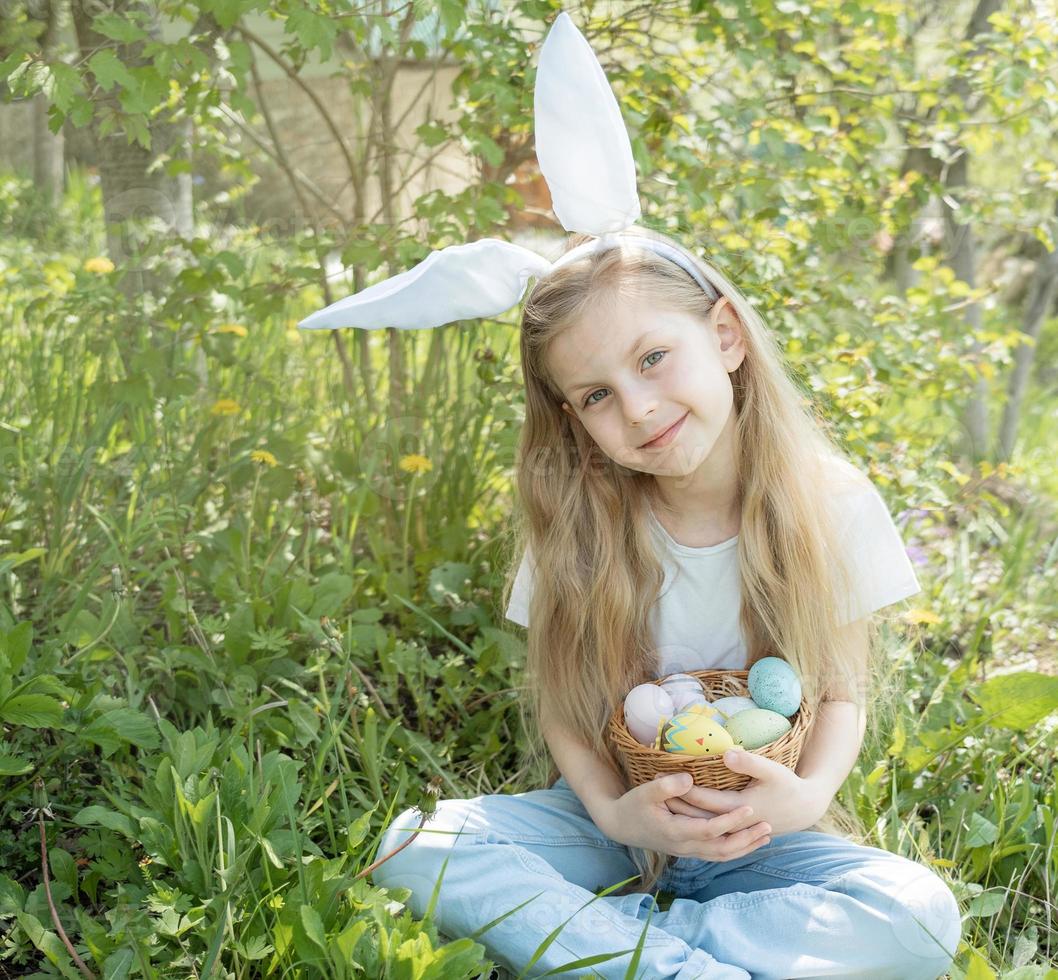 schattig weinig kind vervelend konijn oren Aan Pasen dag foto