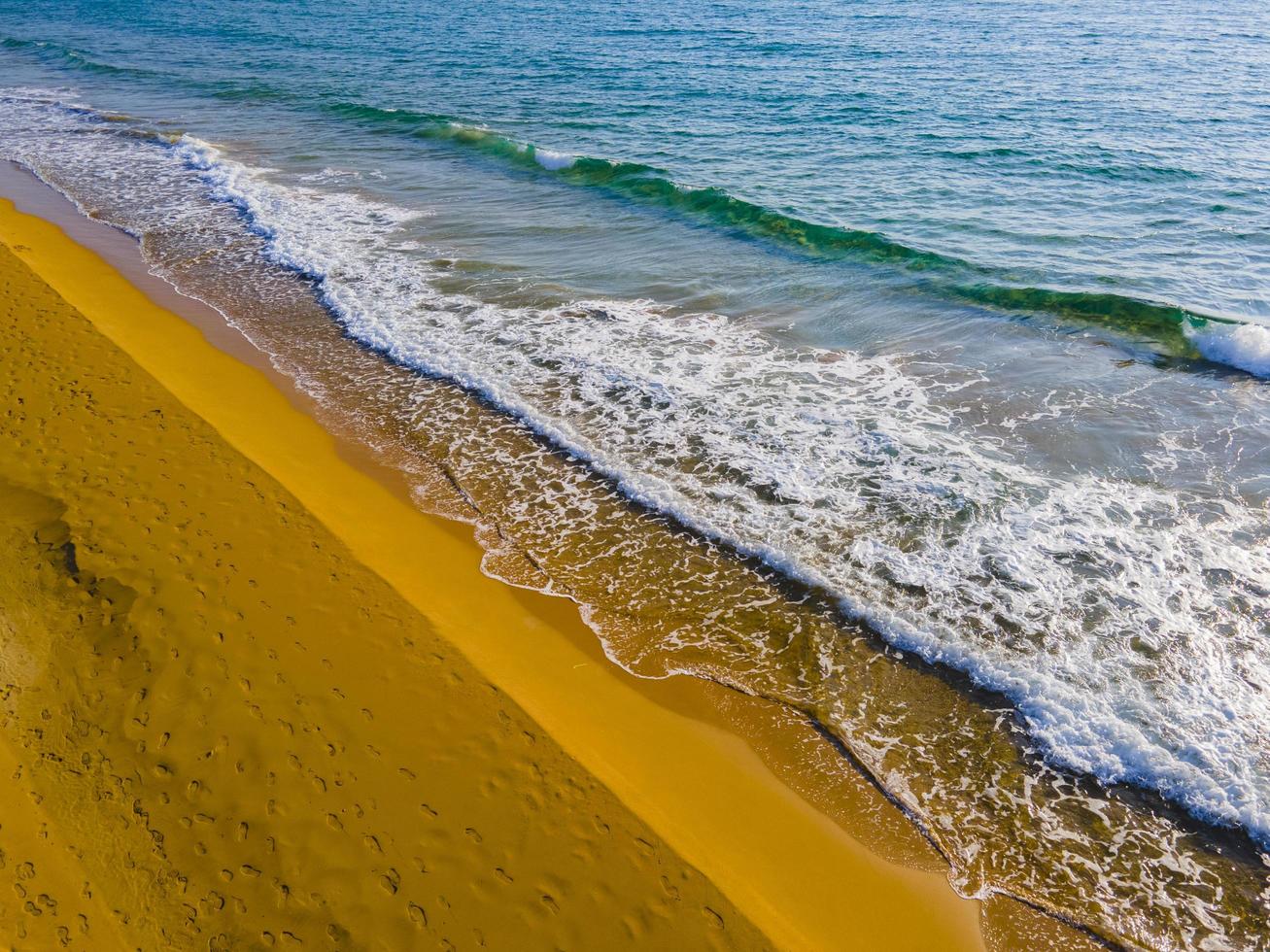 perfect strand en vredig visie van de zee foto