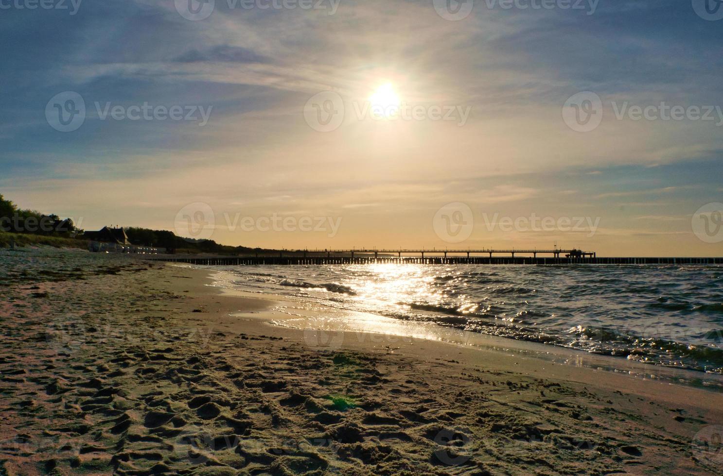 golfbrekers jut in de zee Bij zonsondergang. de zon schijnt Aan de Baltisch zee. landschap foto