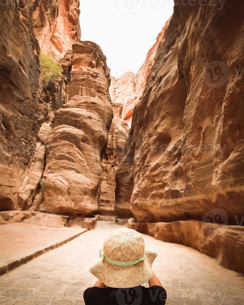 toerist in petra nemen fotograaf van de siq, de versmallen slot-canyon dat serveert net zo de Ingang passage naar de verborgen stad van petra. bezienswaardigheden bekijken bestemming van Jordanië foto