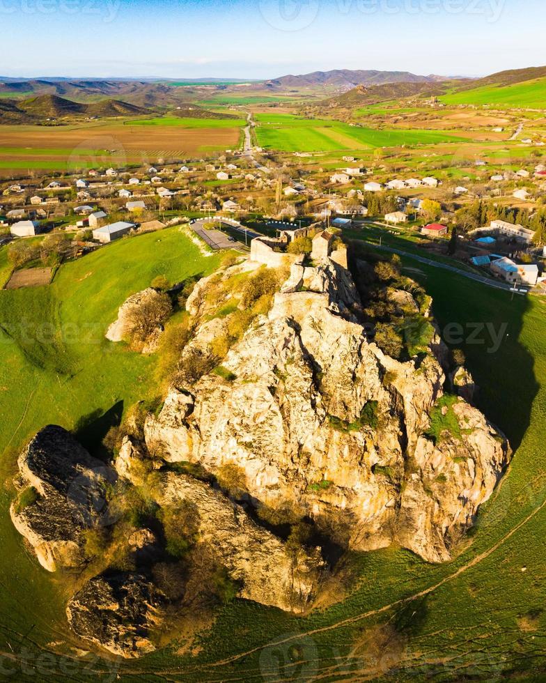 luchtfoto bovenaanzicht kveshi fort met pad en kruis bovenop. historisch en cultureel erfgoed in Georgië. foto