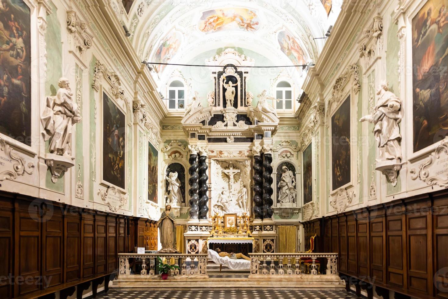 ventimiglia, Italië - de barok kerk interieur van oratorium dei neri met Jezus Christus standbeeld foto