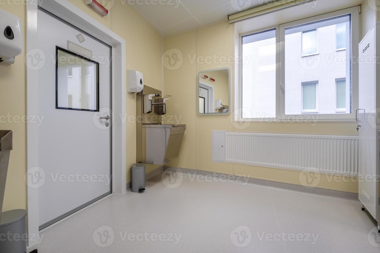 behandeling kamer in een modern kliniek of medisch laboratorium met uitrusting foto