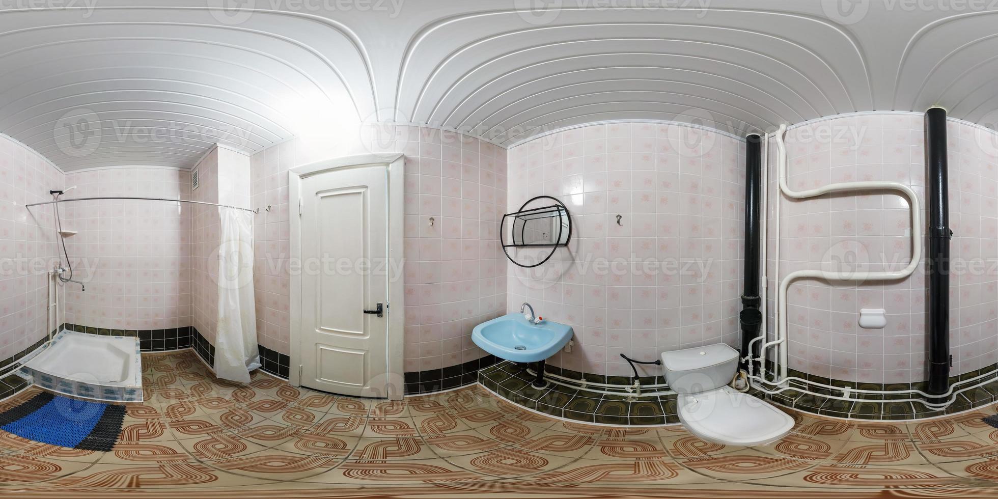 naadloos 360 panorama in interieur van badkamer van goedkoop hotel, vlak of appartementen met toilet, wastafel en douche in equirectangular projectie met zenit en nadir. vr ar inhoud foto