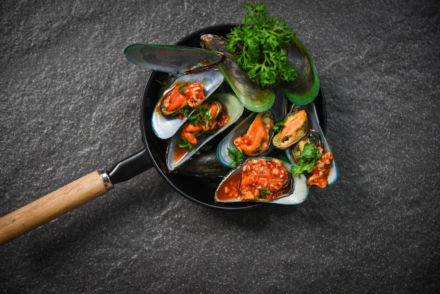 mossel Koken pan zeevruchten bord met schaaldieren groen mosselen schelp oceaan fijnproever avondeten gekookt foto