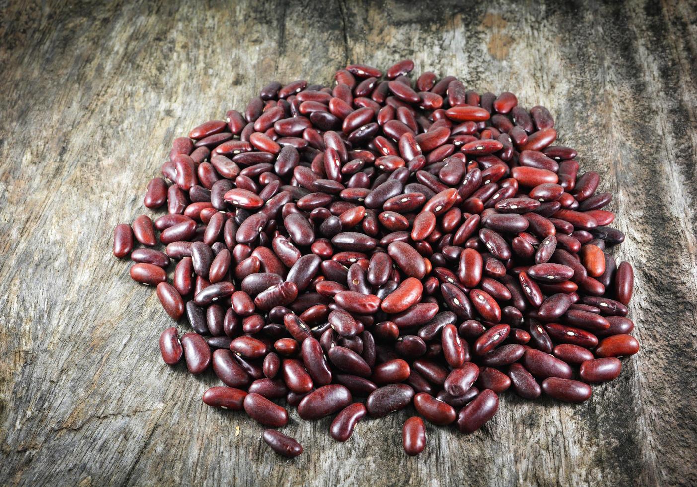 rood bonen azuki of rood nier Boon graan zaad Aan rustiek hout achtergrond foto