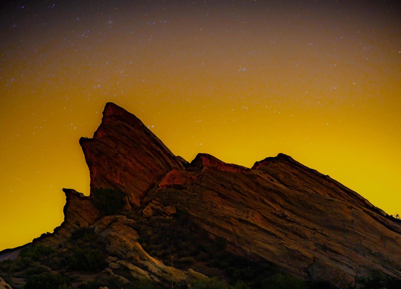 vasquez rotsen gedurende een warm sterrenhemel nacht foto