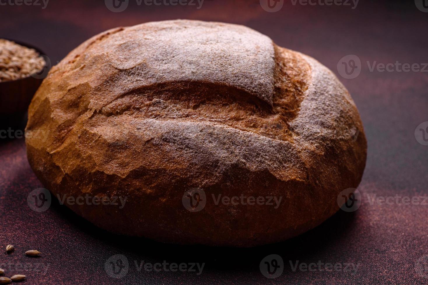 mooi heerlijk vers gebakken ronde vormig wit brood foto