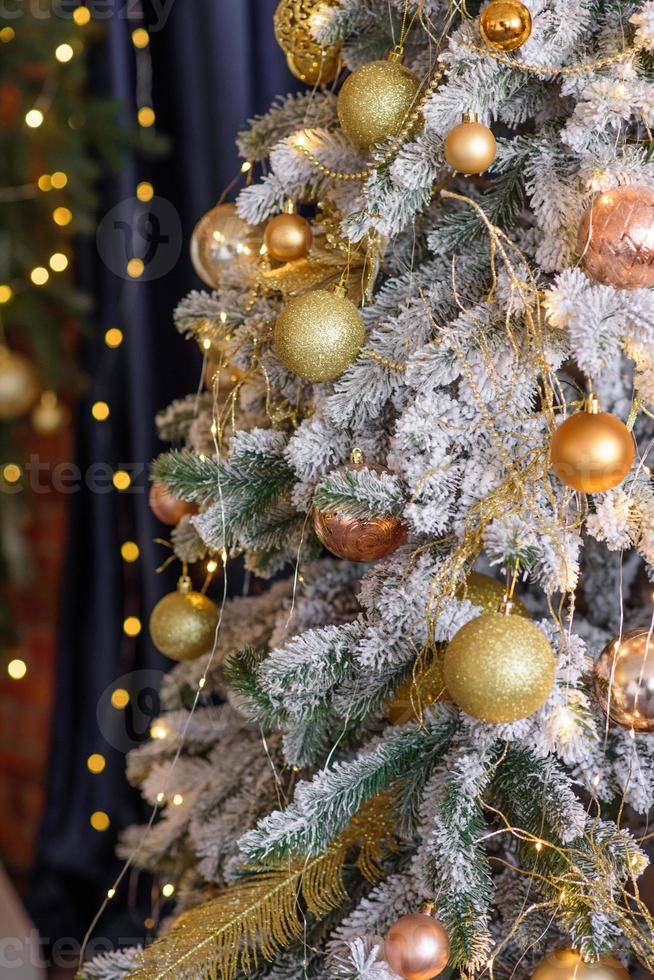 mooi Kerstmis boom met slingers, ballen en speelgoed foto