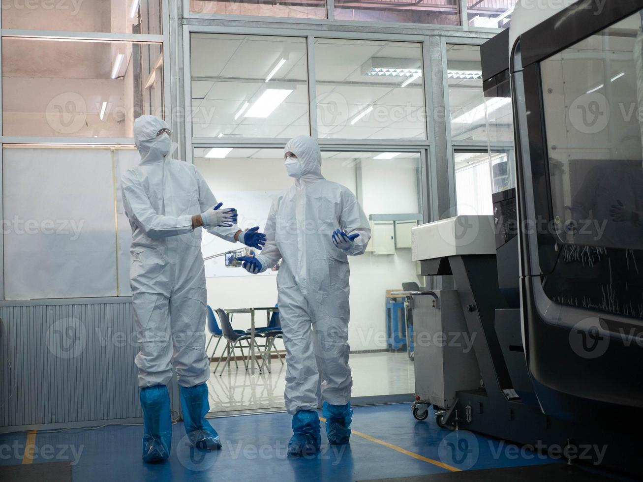 laboratorium ziekenhuis kliniek Mens vrouw wit uniform praten adviseren Onderzoek ontdekking specialist werk baan bezetting professioneel werk baan team machine elektronisch technologie Gezondheid zorg kamer arts foto