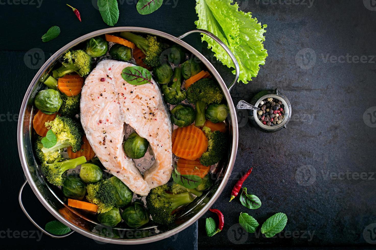 gekookt Aan stoom- Zalm steak met groenten. top visie foto