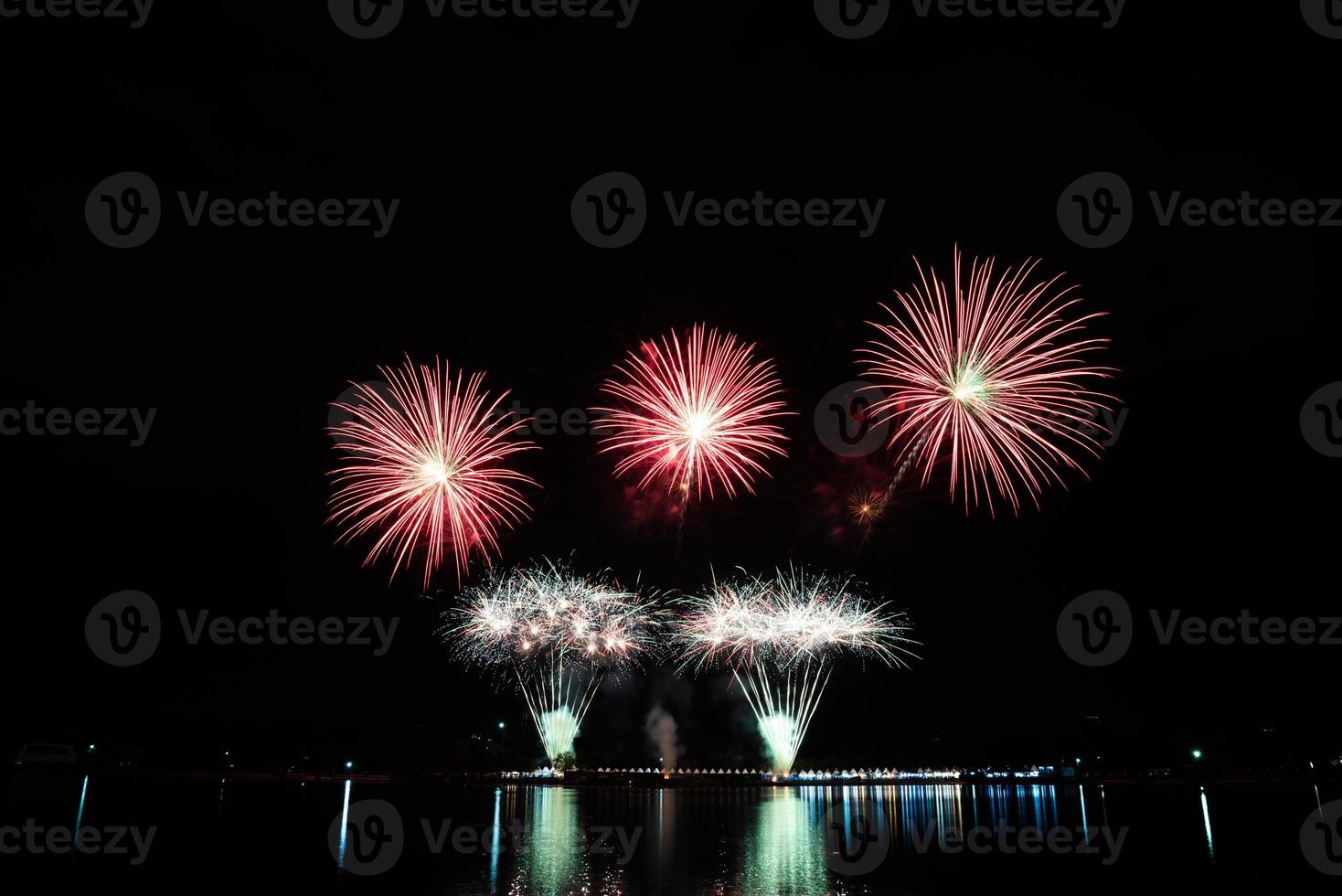 abstract gekleurde vuurwerk nieuw jaar festival nacht lucht achtergrond. foto