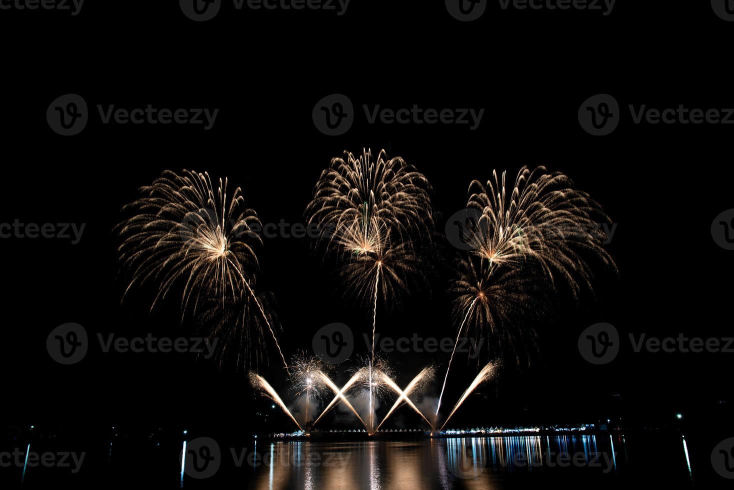 abstract gekleurde vuurwerk nieuw jaar festival nacht lucht achtergrond. foto