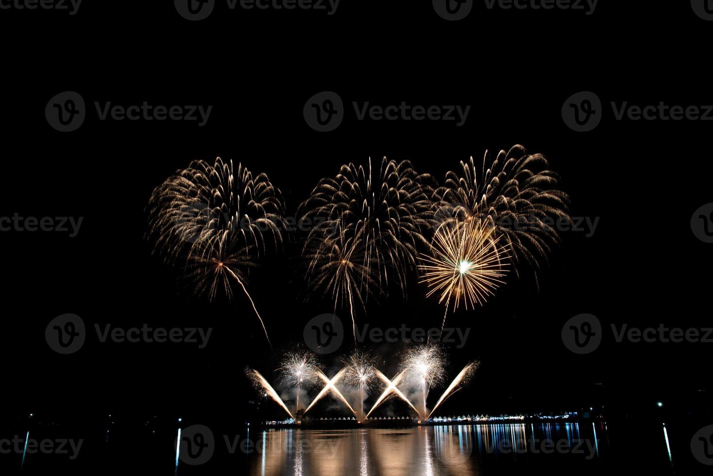abstract gekleurde vuurwerk nieuw jaar festival nacht lucht achtergrond. foto