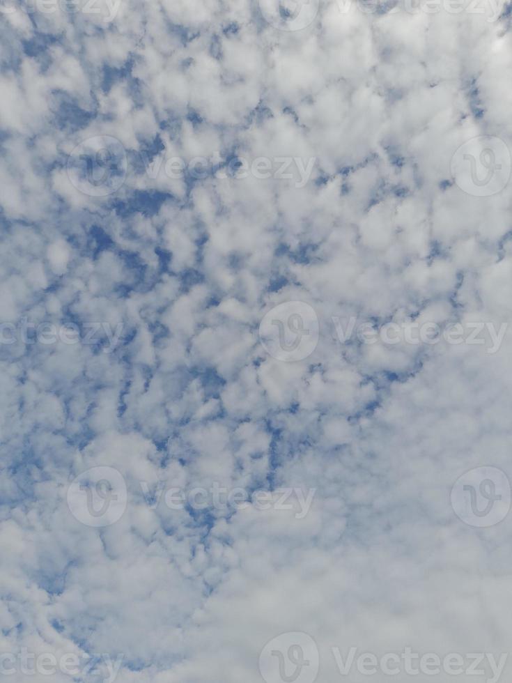 mooi wit wolken Aan diep blauw lucht achtergrond. elegant blauw lucht afbeelding in daglicht. groot helder zacht pluizig wolken zijn Hoes de geheel blauw lucht. foto