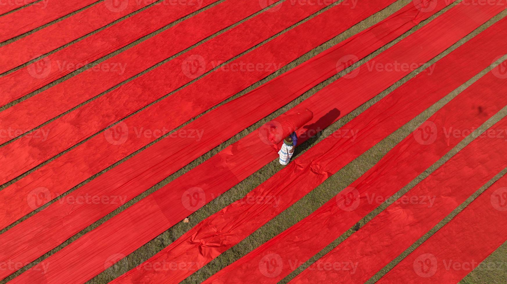 drogen rood kleding stof in Bangladesh foto