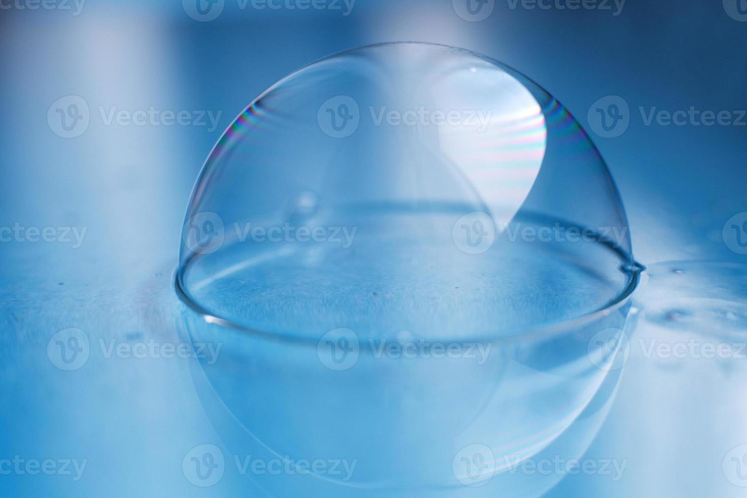 zeep bubbel dichtbij omhoog. abstract blauw water achtergrond foto