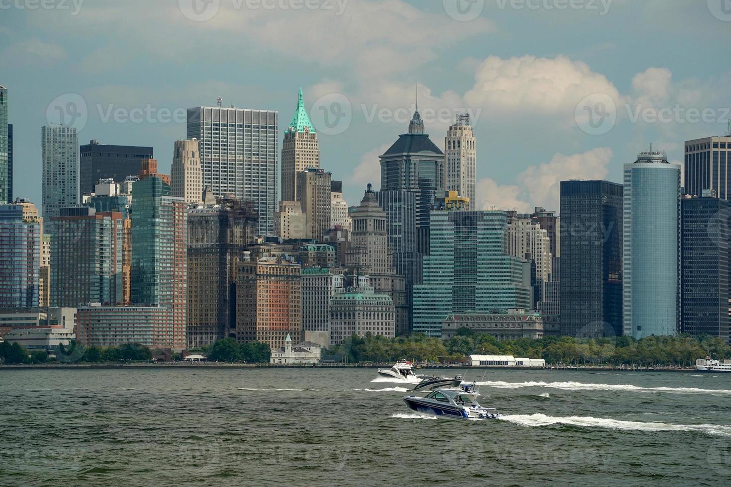 nieuw york visie stadsgezicht van Hudson rivier- vrijheid eiland foto