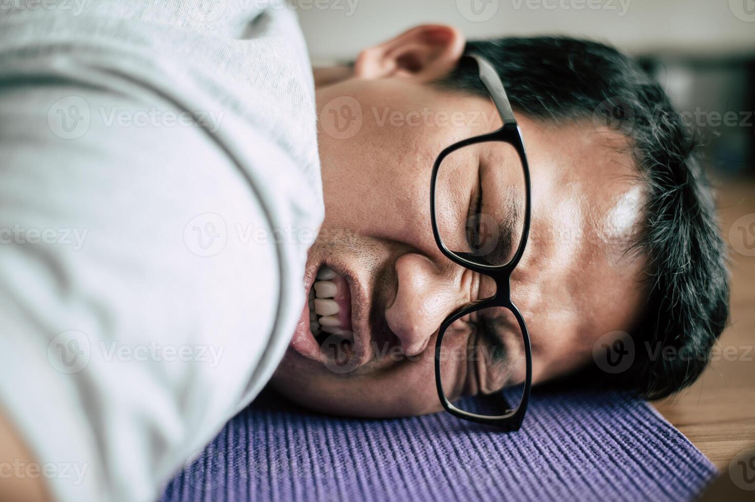 jong dik Mens uitgeput naar beneden na training foto