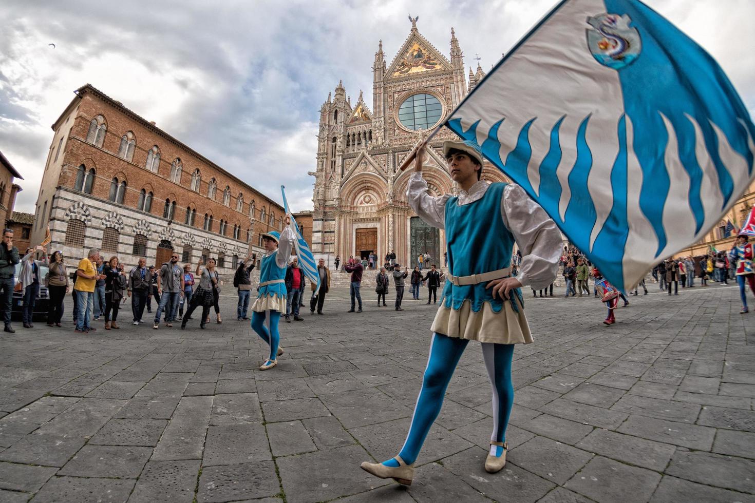 siena, Italië - maart 25 2017 - traditioneel vlag wankelt optocht foto