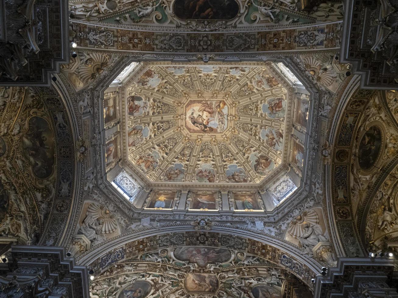 de kerstman Maria maggiore kerk in bergamo, Italië, 2022 foto