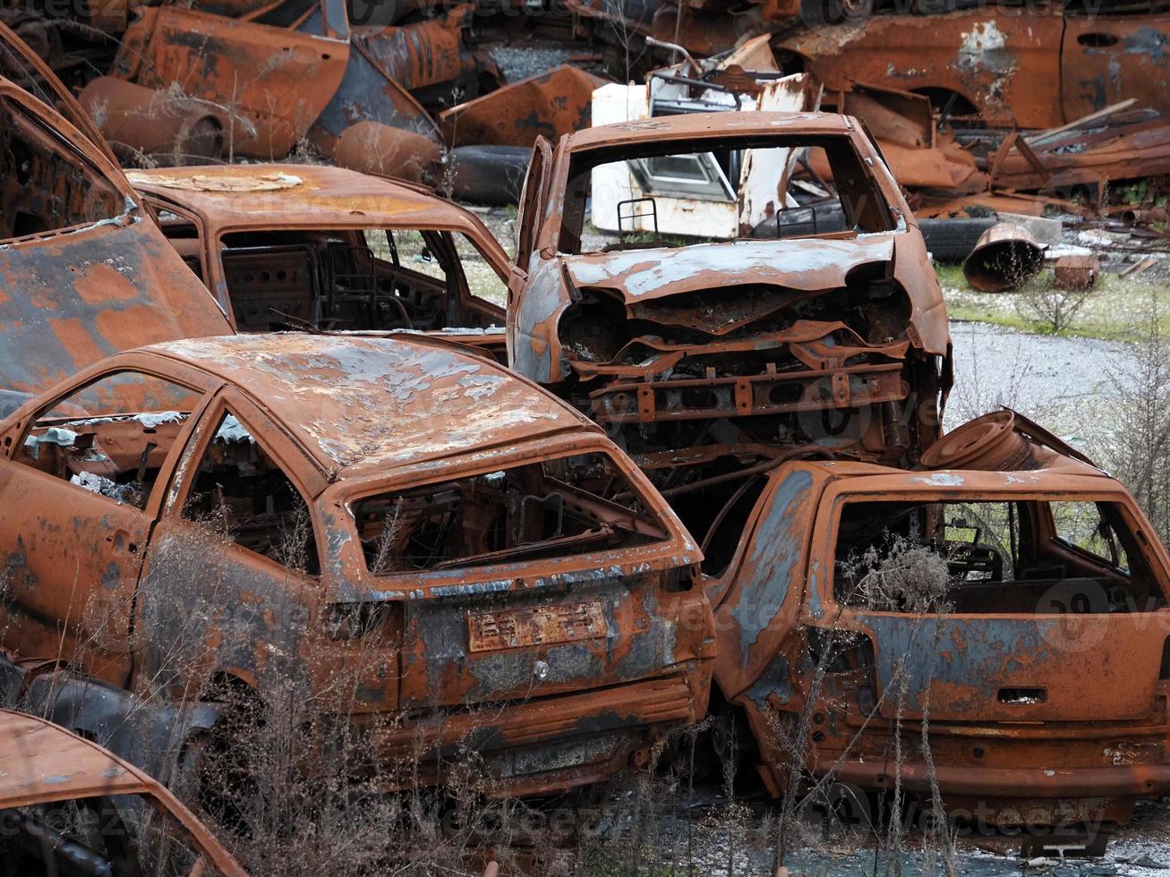 autokerkhof oud verroest auto veld- foto