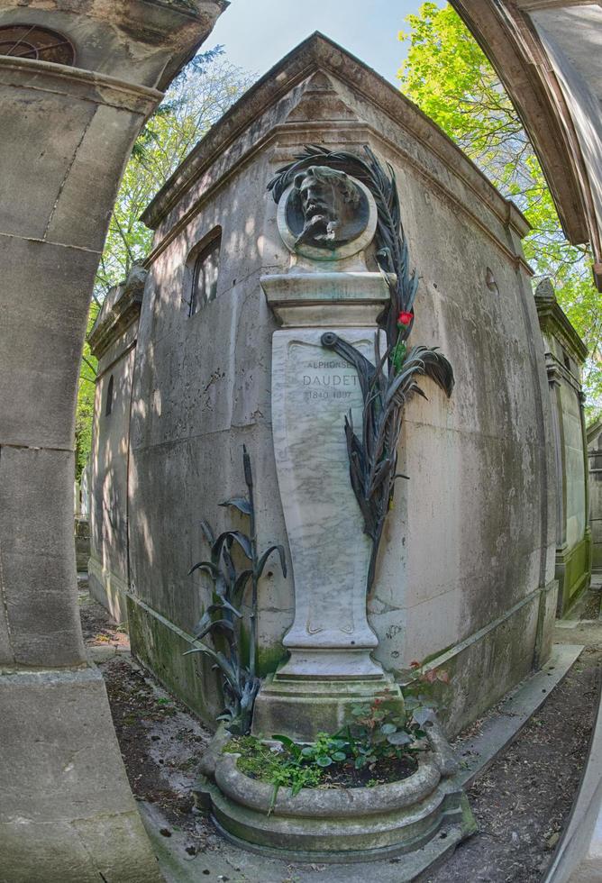 Parijs, Frankrijk - mei 2, 2016 alphonse daudet la chevre de monsieur seguin auteur graf in pere-lachaise begraafplaats homeopathie oprichter foto